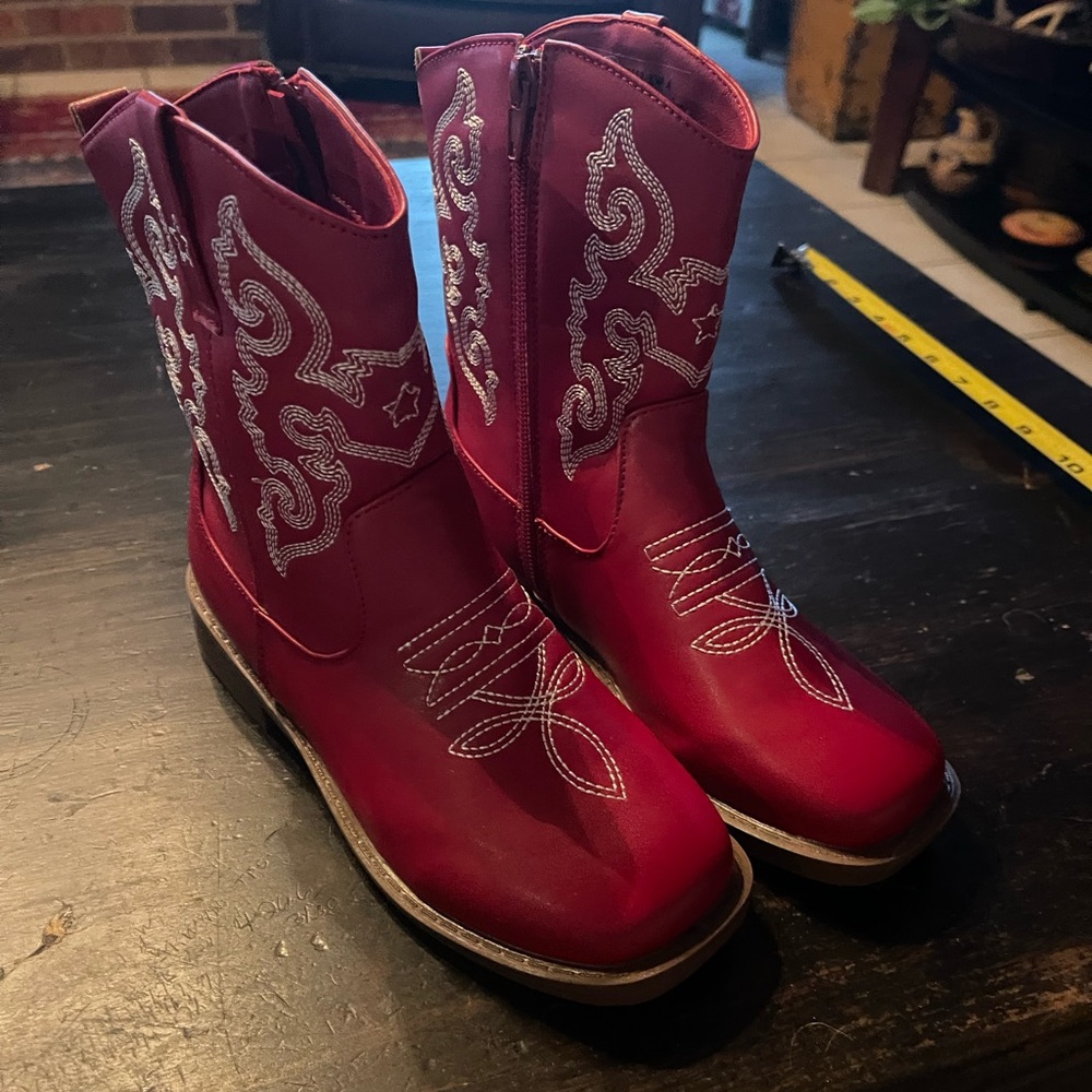 Red Western Cowboy Boots with Embroidery
Children’s. kids size 4. (women’s 6)